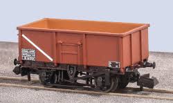 Peco NR-1020B BR 16T Mineral Wagon, Coal 16VB, Vacuum Fitted, Bauxite - N Gauge