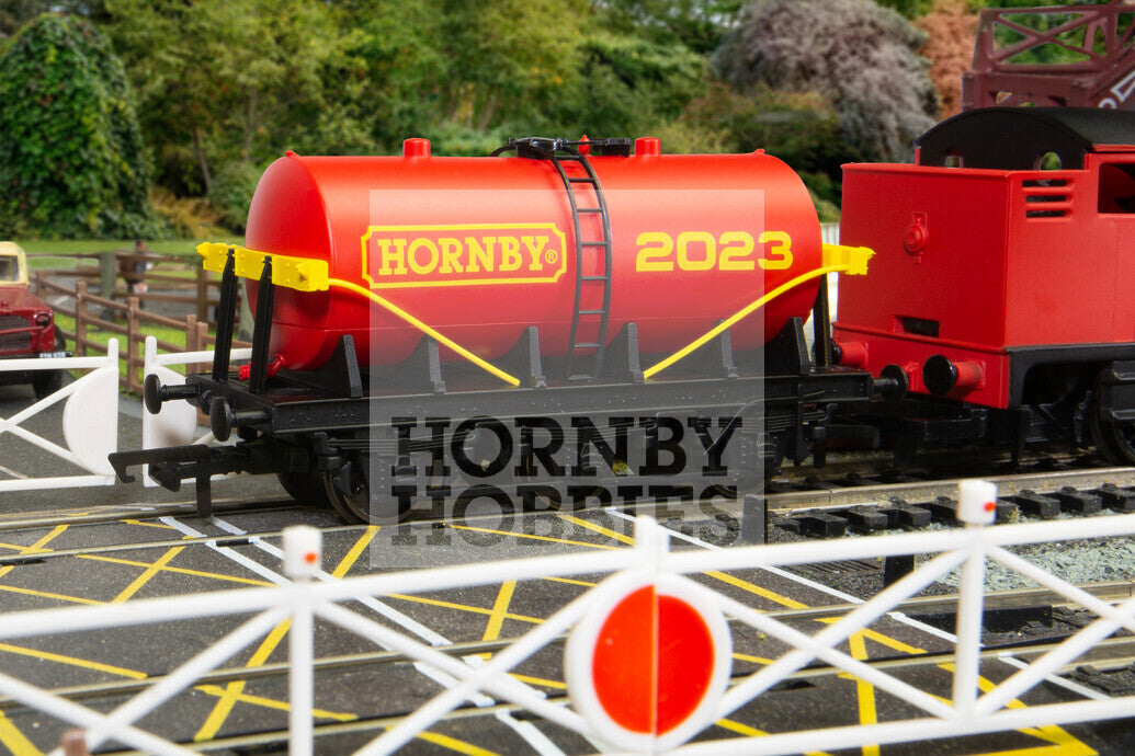 Hornby R60084 2023 6 Wheel Milk Wagon - OO Gauge