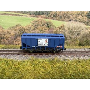 Peco NR63P 35t Grain Hopper wagon - Jonnie Walker No 5846- N Gauge