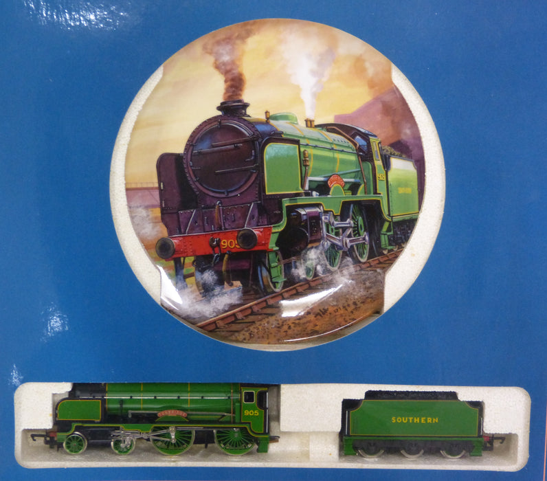 MON Hornby R648 "Waiting to Go" Commemorative Pack including a SR Schools Class Steam Locomotive Number 905 named Tonbridge in Great Western Livery and Royal Doulton Plate featuring the locomotive. (part of 50th Anniversary collection)   - OO Gauge