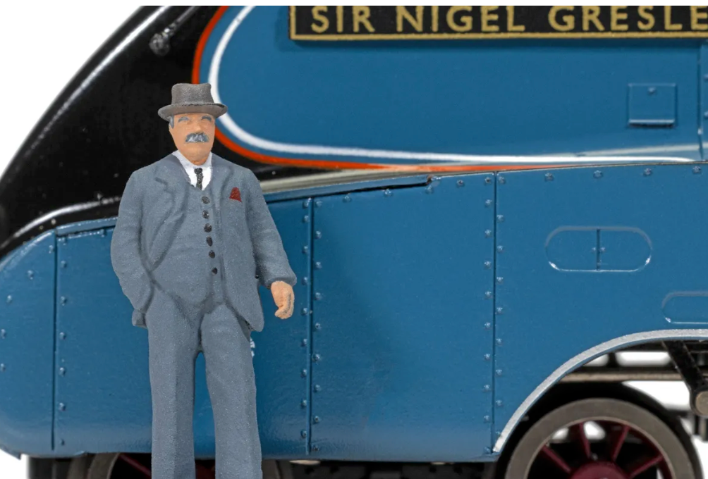 R30555 LNER - Class A4 - 4498 'Sir Nigel Gresley' with figure - Limited Edition (150th Anniversary Collection) OO Gauge