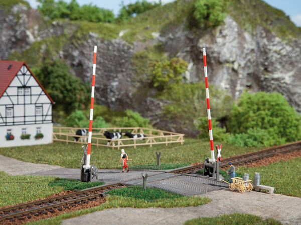 Auhagen 41-604 Level Crossing with Barriers Crossing Kit (Continental Style) - OO / HO Scale
