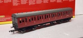 Hornby R4576 BR Thompson Suburban 3rd Class Coach E82798E Crimson - OO Gauge ** Last one - Discontinued Item **