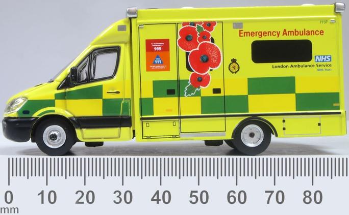 Oxford Diecast 76MA007 Mercedes London Ambulance Remembrance Day, 1:76 Scale