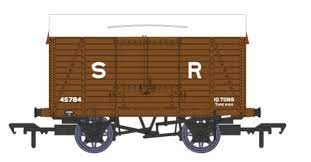 Rapido Trains 927003 SECR 10T Van No.45784 SR Brown (PRE 36) Diagram 1426- OO Gauge