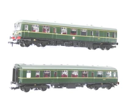 Bachmann 32-900C Class 108 Two Car DMU BR Green with Speed Whiskers - OO Gauge