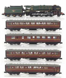 Dapol 2S-013-010 Pines Express Train Pack includes Class 9F Steam Locomotive Number 92220 named "Evening Star"and 4 x Gresley Maroon Coaches - N Gauge