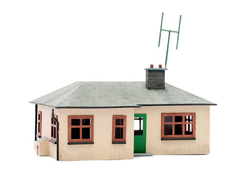 Dapol C021 Kitmaster Detached Bungalow Kit (Unpainted) - OO / HO Scale