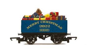 Hornby R60074 7 Plank Wagon Christmas 2022, OO Gauge